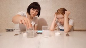 5 опыт  Какое из веществ – поваренная соль или сахарный песок – быстрее растворится в воде