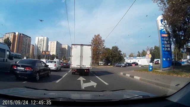 угадайте,где едет человек???