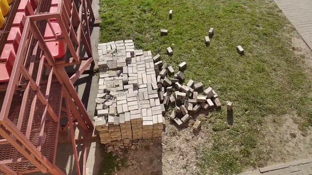 Демонтаж тротуарной плитки...с крыши сооружения. смотреть онлайн