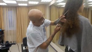 Женская стрижка густых, длинных, сильно вьющихся волос