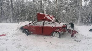 Машины разбросало по обочинам: смертельная авария в Сургутском районе.