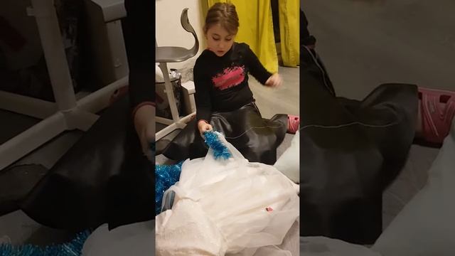 Дара шьет мишуру для платья-снежинки на ёлку в сад для Софи смотреть онлайн