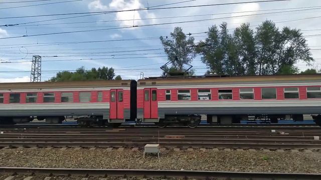 Электропоезд Междуреченск Новокузнецк прибывает на станцию Новокузнецк