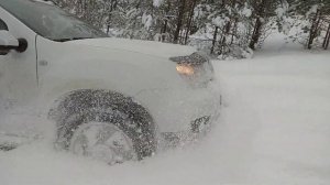 Рено Дастер по мокрому снегу в крутую гору