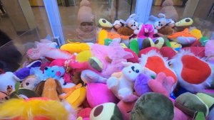 Выиграли много прикольных игрушек / Играем в автомате Хватайка