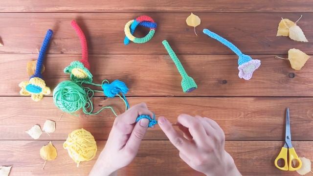 Вяжем крючком детскую игрушку - погремушку «цветочек» смотреть онлайн