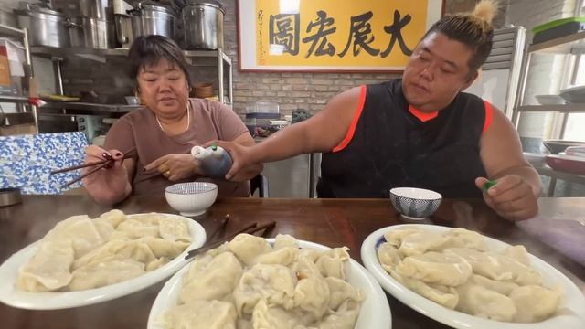 老妈出院了包饺子吃，猴哥做白菜大蒜馅太香了，不小心又得吃撑！【胖猴仔】