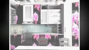 дизайн кухни с цветами на фасадах кухонного гарнитура, темные обои, светлые полки