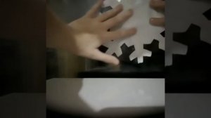 Как приклеить снежинку из бумаги или салфетки на окно?