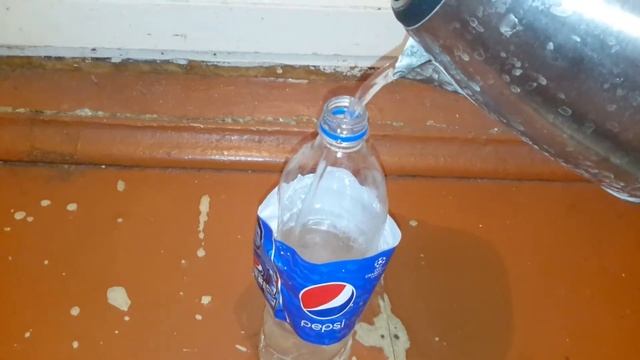 ЧТО БУДЕТ ЕСЛИ В ПЛАСТМАССОВУЮ БУТЫЛКУ НАЛИТЬ КИПЯТОК? смотреть онлайн