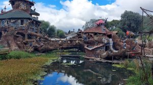 Оформление водоёма, мост водяного из цемента.