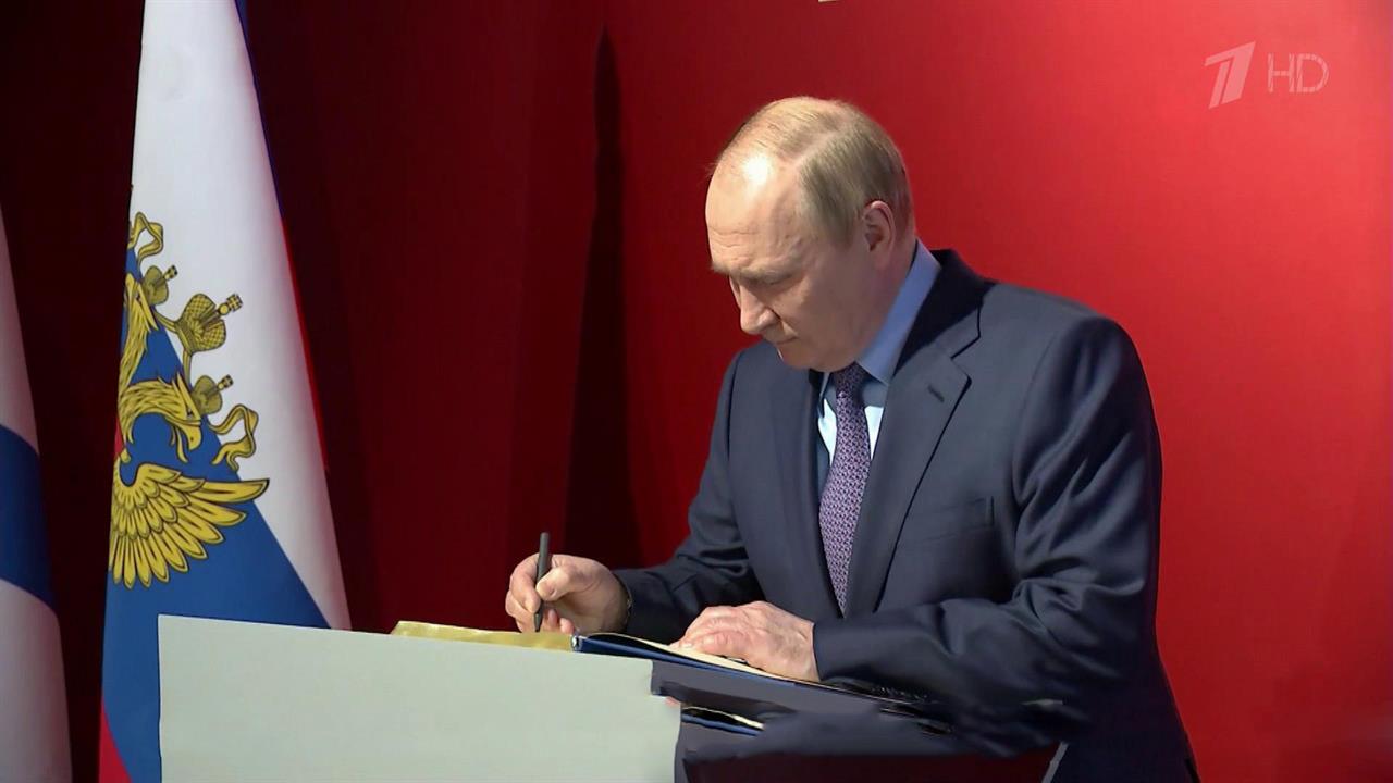 Владимир Путин посетил выставку на ВДНХ, посвященную 350-летию со дня рождения Петра I