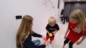 К НАМ В ГОСТИ ПРИШЛА КСЮША СТАР СЛАЙМ! Девчонки ДЕЛАЮТ СЛАЙМ БАТЛ! У КОГО ЖЕ ПОЛУЧИТСЯ ЛУЧШЕ??