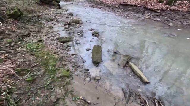 поиски старины металлоискателем по выбитым горам.
