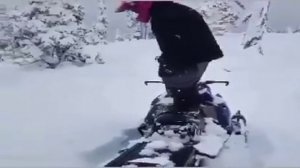 Прыжок в снег со снегохода в лесу