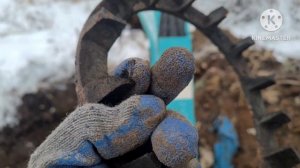 Коп металла эксковатором на свалке .