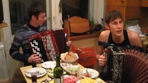растет,растет возле дома калина