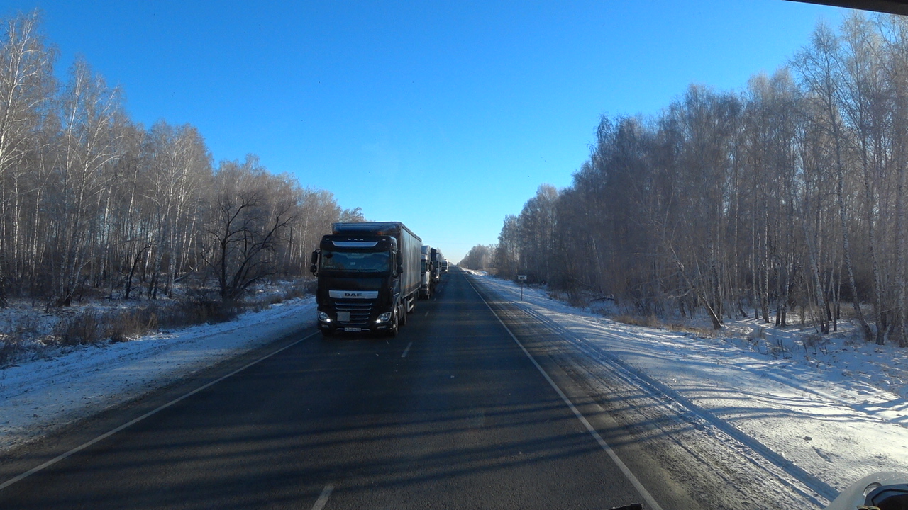 Вольво на трассе 138 рус ютуб. Мороз на дороге. Дорога на Север. Мороз на трассе. Дорога Мороз грузовик.