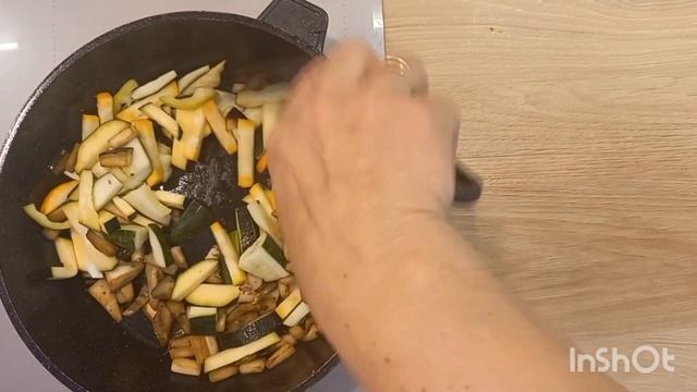 На кухне! ==  Готовим #кетолепешканасковороде  Отбивную и овощи