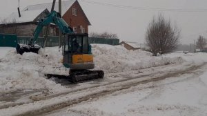 уборка снега мини эксковатором с планировочным ковшом 1,5 метра