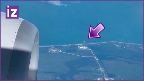 Запуск ракеты Falcon 9 засняли с борта самолета / Известия