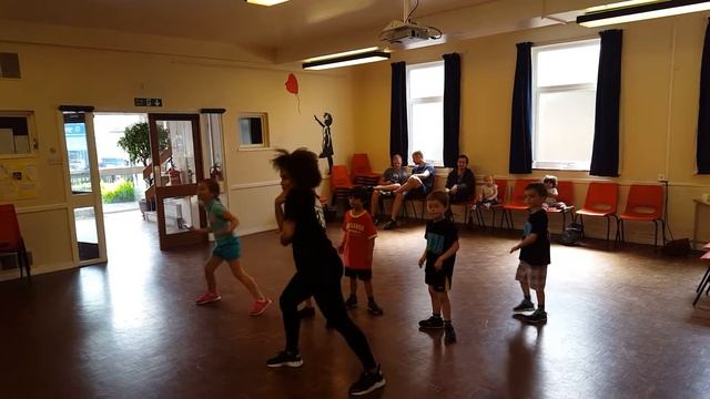 Turbulence, Roll up routine смотреть онлайн