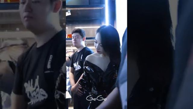 190605 Victoria - Moncler X Palm Angels Collaboration смотреть онлайн
