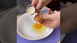 Яйцебитер - нож для скорлупы. Сырые или вареные = любые разрезает идеально.