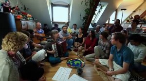 Как иностранцы поют таджикский      песни (Дунё гузарон кори дунё гузарон)