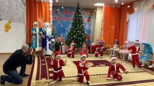 Танец Санта клаусов