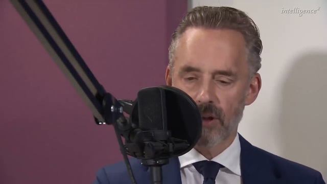 Напряженное Интервью с Крайне Левой Ведущей