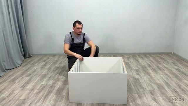 Подростковая Лючия. Комод