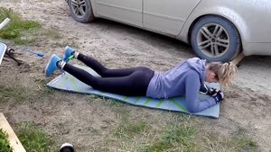 Сгибание ног лежа с резинкой (утяжелителями)