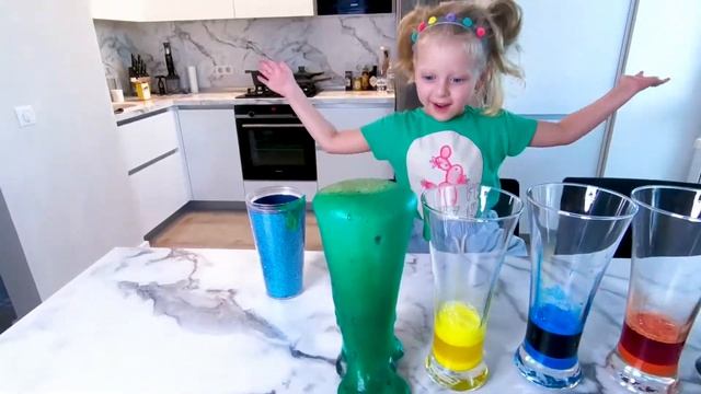 ВУЛКАН ИЗ ЦВЕТНОЙ ПЕНЫ как сделать своими руками.Опыты для детей. смотреть онлайн