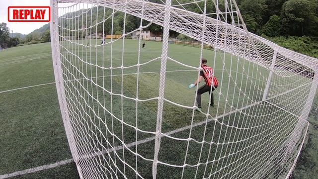 УДАРЫ С 40 МЕТРОВ | ПОДАРИЛ БУТСЫ ДРУГУ! смотреть онлайн