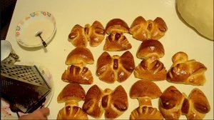 Детские фигурки-булочки из дрожжевого теста.