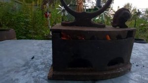 Не выбрасывайте старый угольный утюг. Отличный мангал в поход