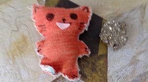 Симбочка изучает камни