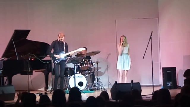 А снег идет, а снег идет. Поет Наташа. смотреть онлайн