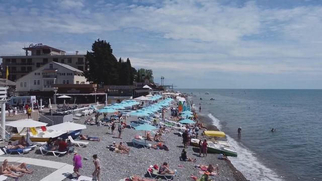 Вот сколько людей на пляже!!! Красота! ?ЛАЗАРЕВСКОЕ СЕГОДНЯ?СОЧИ. смотреть онлайн