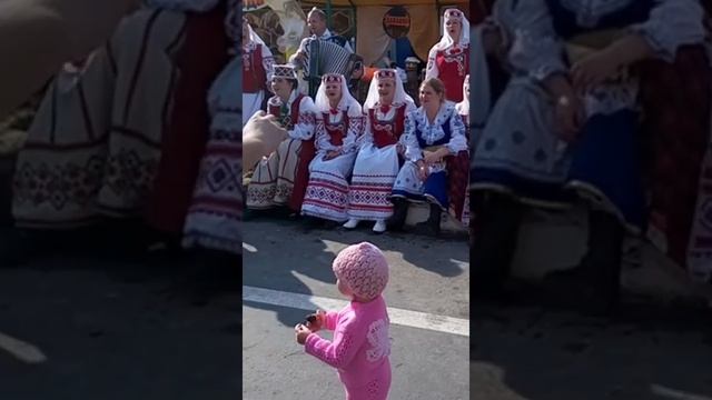 Первое знакомство Нелечки с пчёлкой. А не завести ли нам пчел на Прифермской???:))