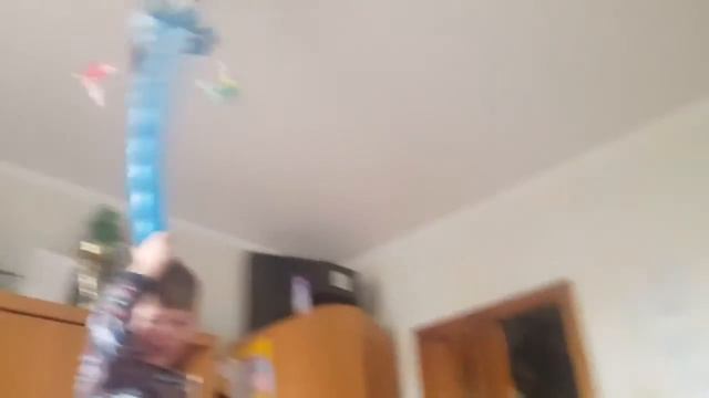 Наэлектризованные Воздушные шарики и потолок. смотреть онлайн