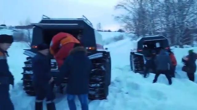 Вездеходы-амфибии пришли на помощь застрявшим в снегу жителям ВКО смотреть онлайн