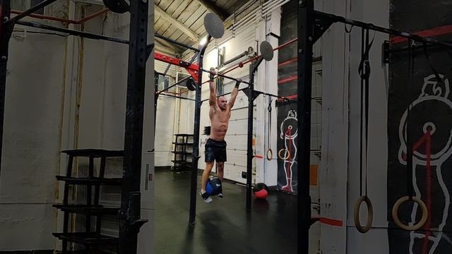 Подъёмы переворотом с 9кг медболом ?? #crossfit #офп #gymnasticsworkout