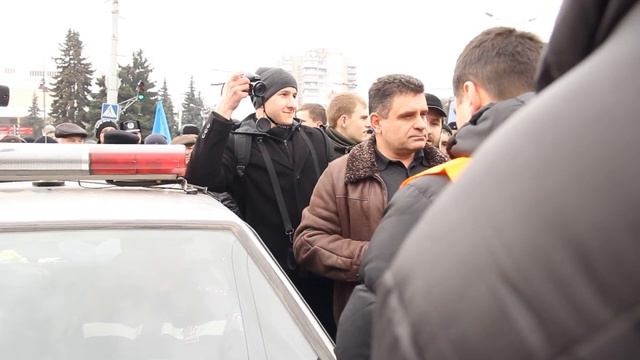 Начальника міліції Терещука змусили порвати папірець з номерами машин Автомайданівців (Луцьк) смотреть онлайн