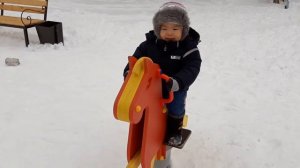 Во дворе у бабушки/ зимняя прогулка/ у бабушки хорошо