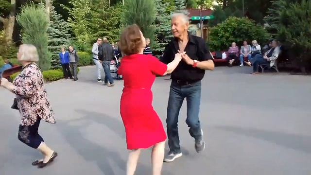 Помнишь ты мне сказку обещал!!! Танцы в парке Горького!!! Харьков 2021 смотреть онлайн