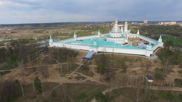 Новоиерусалимский монастырь и старая мельница в Истре