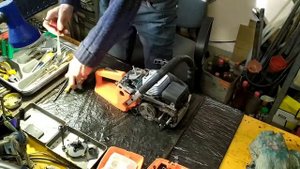 Глохнет пила при нажатии на газ.