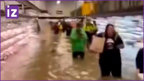 За продуктами — вплавь: американцы в Нью-Йорке форсируют затопленные супермаркеты